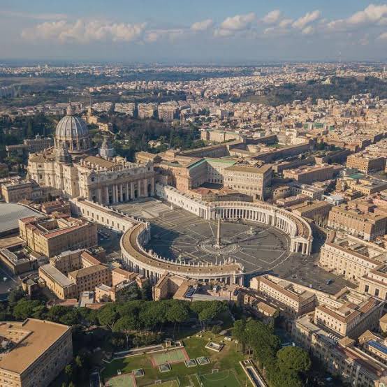 Roma y sus caminos.

“Todos los caminos llevan a Roma”, es un dicho popular que subraya la importancia que esta ciudad tenía dentro de los amplísimos horizontes geográficos del antiguo imperio. 

Roma ha vuelto a convertirse en el corazón palpitante del mundo cristiano. En los