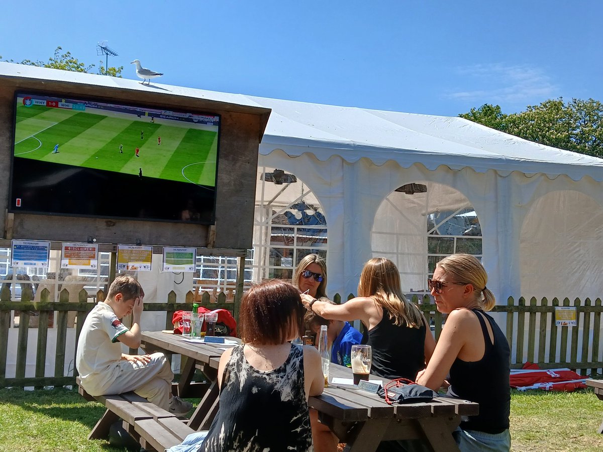 juliewassmer's tweet photo. We found a great "ground" in Whitstable today in which to watch the Oystermen WIN the Vase matchat Wembley!!! The Monument Pub! Thanks for all the great service & to @whitstabletown for making so many Whitstable dreams come true. Jx ❤️
#thevase #Whitstable #whitstabletownfc https://t.co/ORXtE05CwS