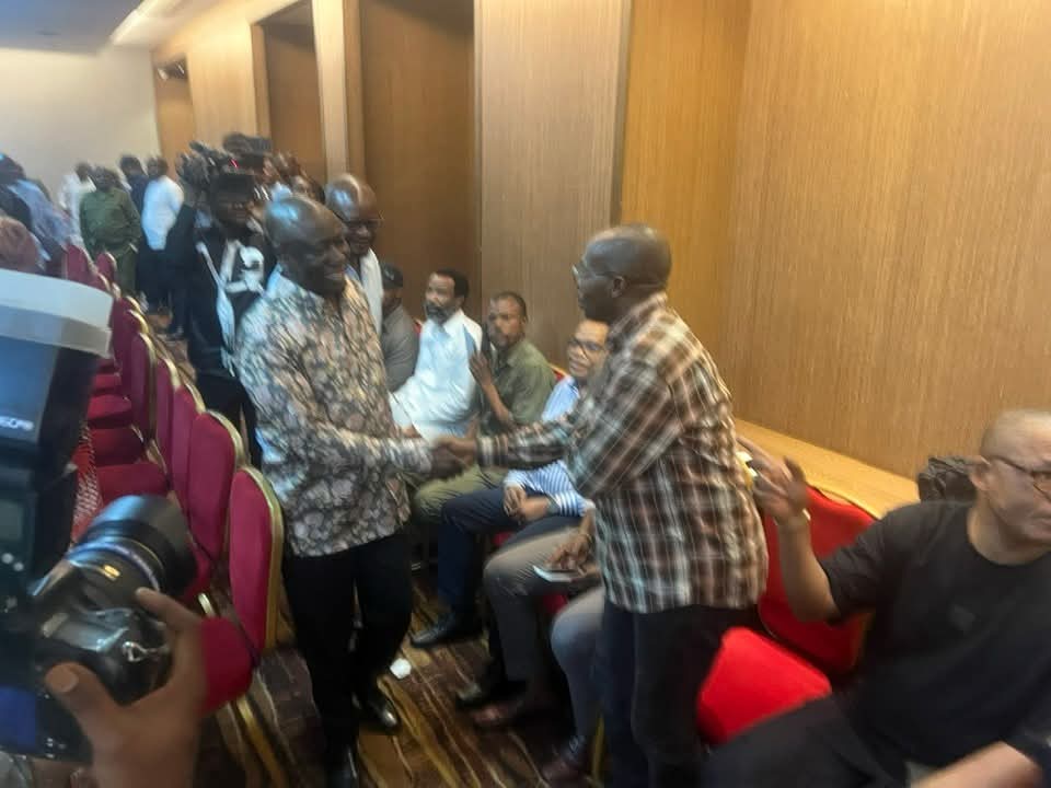 🟦 Les Honorables Députés Nationaux de l'UDPS/TSHISEKEDI et Mosaïque ont répondu à l'invitation du Président ai, Honorable Augustin KABUYA TSHILUMBA.

Réunion en cours...