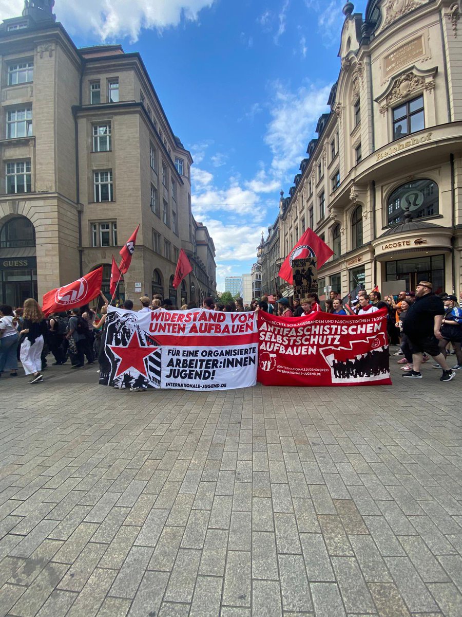 Interjugend's tweet photo. [#Leipzig]
Heute antifaschistisch auf der Straße gewesen. Wir fordern kein #AfD-Verbot - was wir brauchen ist klassenkämpferischen und revolutionären #Antifaschismus!

Nehmen wir den #Faschismus den Nährboden - zerschlagen wir den #Kapitalismus!

 #le1105 #Antifa #AfDVerbotJetzt https://t.co/Nbr2xJNehg
