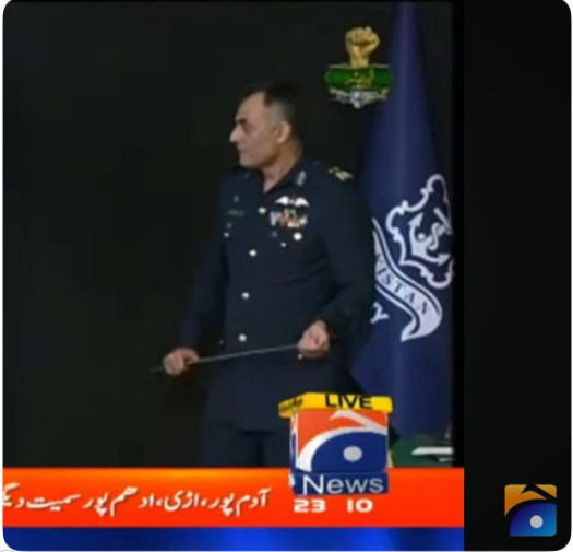 MariyaaaD's tweet photo. Press Conference over already :(! Bring back Aurangzaddy! https://t.co/DJq9mZ3ovF