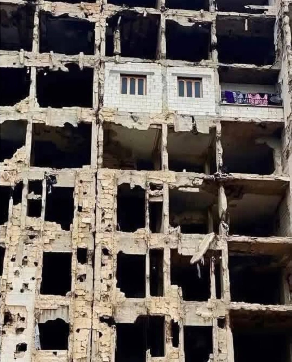 ناس رجعت تسكن بين الركام، لأن ما بقى في خيار…
رجعوا بأمل بسيط، وبقلب بعده معلّق بالحياة، حتى لو كانت الحيطان مهدومة.
بدهن بس لحظة أمان… وسط كل هالوجع.