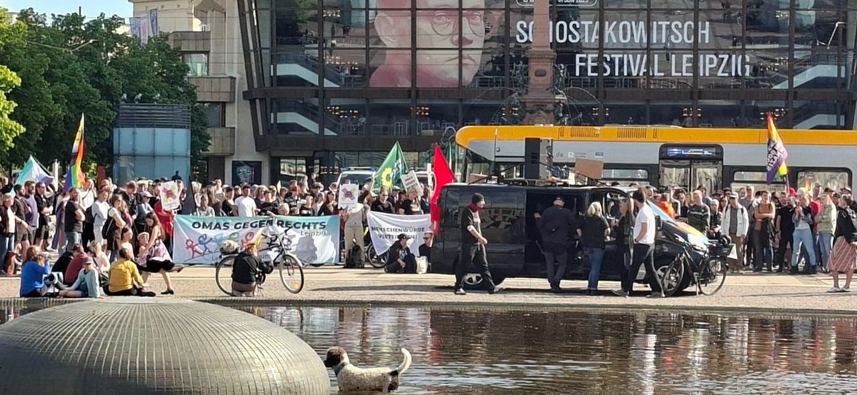 OmasGgRechtsLE's tweet photo. Noch einige Eindrücke der Demo😍
#le1105
#afdVerbotJetzt
#AlleZusammenGegenDenFaschismus
mm https://t.co/UZ9L1e3WNp