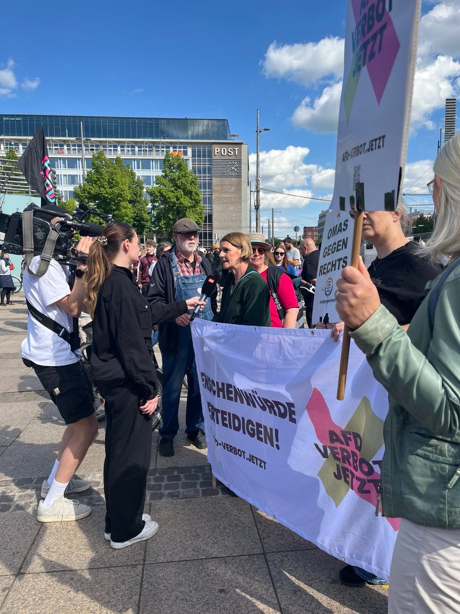 OmasGgRechtsLE's tweet photo. Noch einige Eindrücke der Demo😍
#le1105
#afdVerbotJetzt
#AlleZusammenGegenDenFaschismus
mm https://t.co/UZ9L1e3WNp