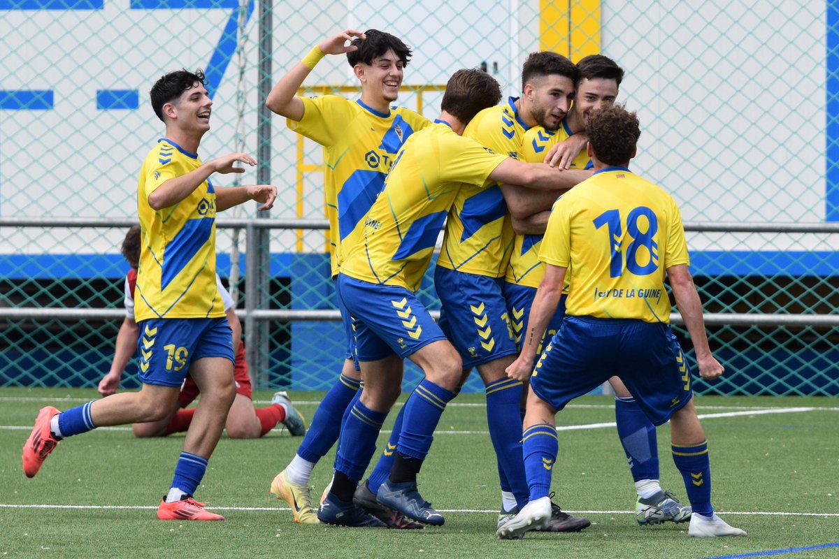 𝗕𝗨𝗘𝗡𝗔𝗦 𝗡𝗢𝗖𝗛𝗘𝗦, 𝗙𝗔𝗠𝗜𝗟𝗜𝗔 🦊

Domingo de esos que nos gustan en el templo ✅

Un gol de Rivero que puede valer una salvación 🫵🏻

#SoydelaGuine🇸🇪 | #Futbolcat | #1cat2