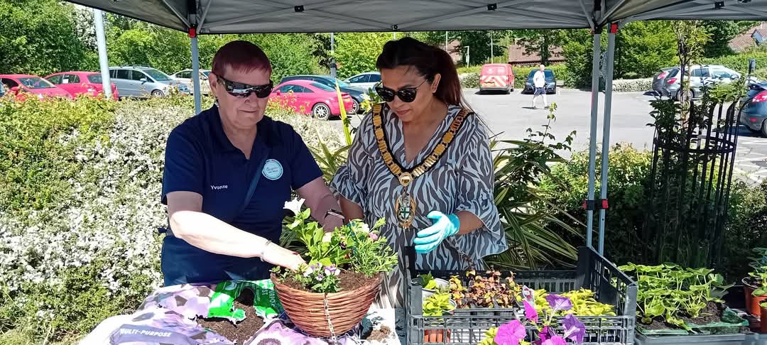 Cllr Juma Begum (@btanzina) on Twitter photo Another sunny day in beautiful #Redditch!
Big thanks to #ChurchHillBigLocal for keeping our district centre vibrant.
Honoured to present cheques to Redditch Blind Association, Home-Start & Isaacs Food Bank with <a href="/ChrisBloore/">Christopher Bloore</a> at the Masonic Charity event. #CommunityPride Another sunny day in beautiful #Redditch!
Big thanks to #ChurchHillBigLocal for keeping our district centre vibrant.
Honoured to present cheques to Redditch Blind Association, Home-Start & Isaacs Food Bank with <a href="/ChrisBloore/">Christopher Bloore</a> at the Masonic Charity event. #CommunityPride