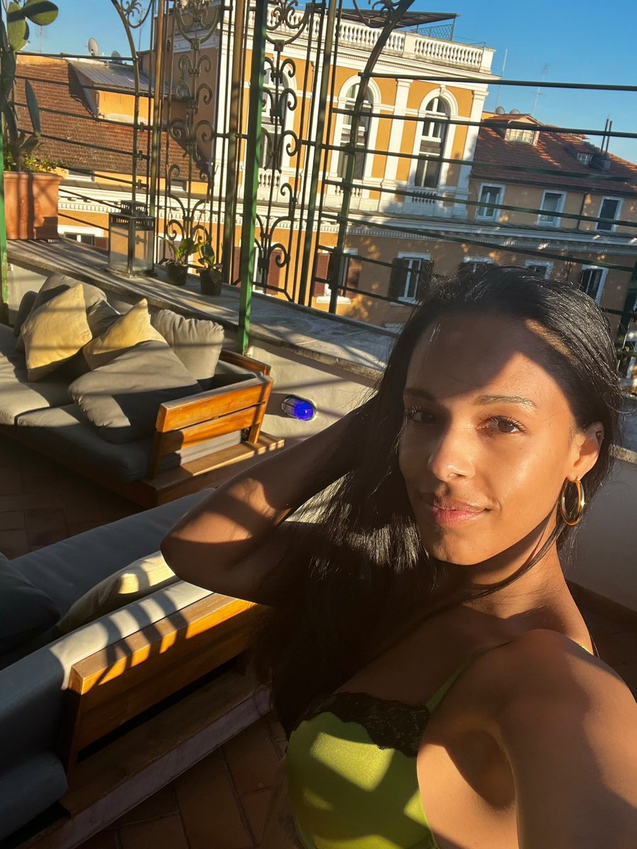 _TheFrontPaige's tweet photo. Headed home from a photoshoot on the most gorgeous rooftop in Rome😍👏🏽

La vita è bella 🤌🏽 https://t.co/plbyYHBasR