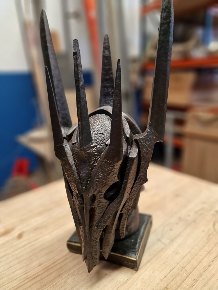 La réplica del casco de Sauron que he fabricado en el taller de un amigo. Cosas que uno aprende a hacer para intentar recuperar movilidad y fuerza tras un ictus. Se empieza por la caligrafía gótica y se sigue con cosas frikis como esta 😜