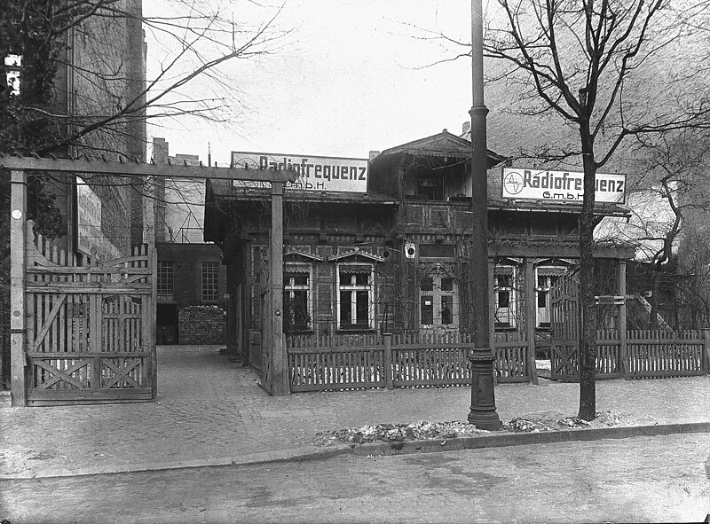 PSI_Kreisel's tweet photo. Spät dran
29. Mai 1924 fand die erste Rundfunkausstellung in Hamburg statt
15. Mai 1925 sog.  Reichs-Rundfunk-Gesellschaft in Weimarer Republik wird wohl gegründet
..
bei #Berlin gab es da schon längst Radio
und
Amerika sendete auch schon nach .. "Deutschland" (31. Januar 1925) https://t.co/yhHezZNyvx