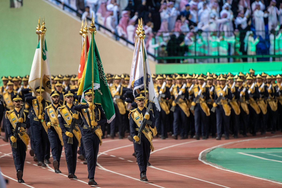 بكل فخر، نُهنئ خريجي #كلية_الملك_فهد_الأمنية على هذا الإنجاز المشرف.
إن تخرّجكم اليوم هو ثمرة جدكم واجتهادكم، وبداية لمسيرة مليئة بالعطاء والتضحية في خدمة الدين، ثم المليك والوطن. نسأل الله لكم التوفيق ، وأن تكونوا حصناً منيعاً لأمن هذا الوطن الغالي، وسنداً لقيادته الحكيمة