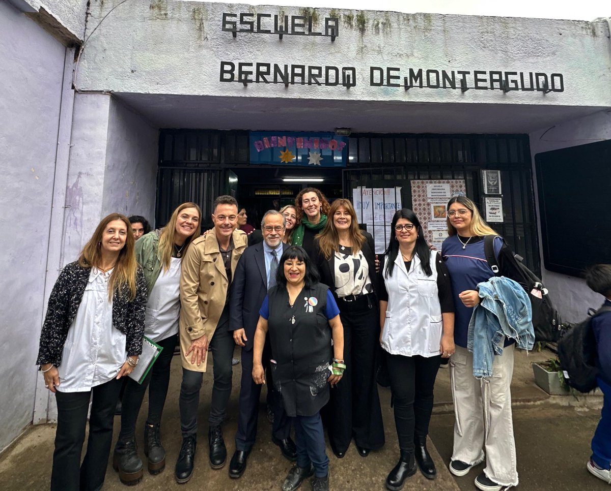Entusiasmo desbordante de los chicos del Bernardo Monteagudo, #Córdoba, Argentina, donde se avanza con el Compromiso Alfabetizador, con un excelente equipo que apoya a los maestros para que todos los estudiantes al final del 3er grado pueden leer, escribir y comprender lo q leen.