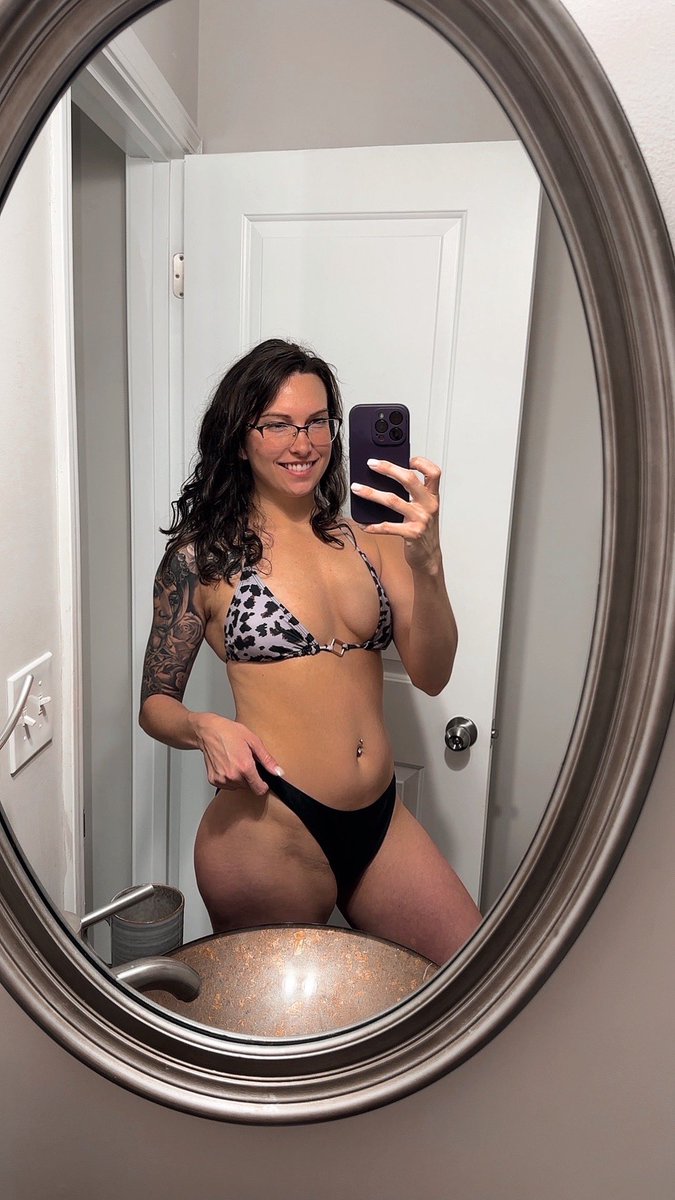bflyriley's tweet photo. Not a mother, but you can call me mommy 💋 https://t.co/XYH7oO6CX5