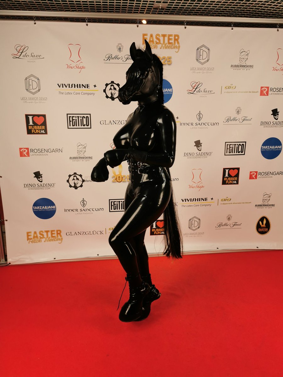 Gaellelagalle's tweet photo. Thanks to @gefangener2 to let me try that fabulous mask 🥰 make me an happy pony!
#rubberpony #pony https://t.co/fDXeqyXw8Q