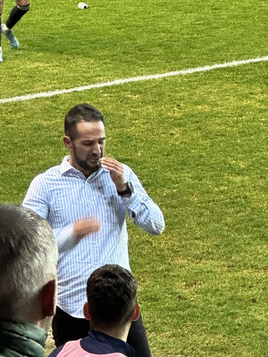 Això em representa com a nastiquera, un entrenador q sent els colors com un soci +, q plora d’alegria quan l’equip aconsegueix les seves fites i no la merda de directiva q tenim q s’estan carregant el club!!Per si algú se li ha oblidat, aquest entrenador porta el Nàstic a la 🩸!