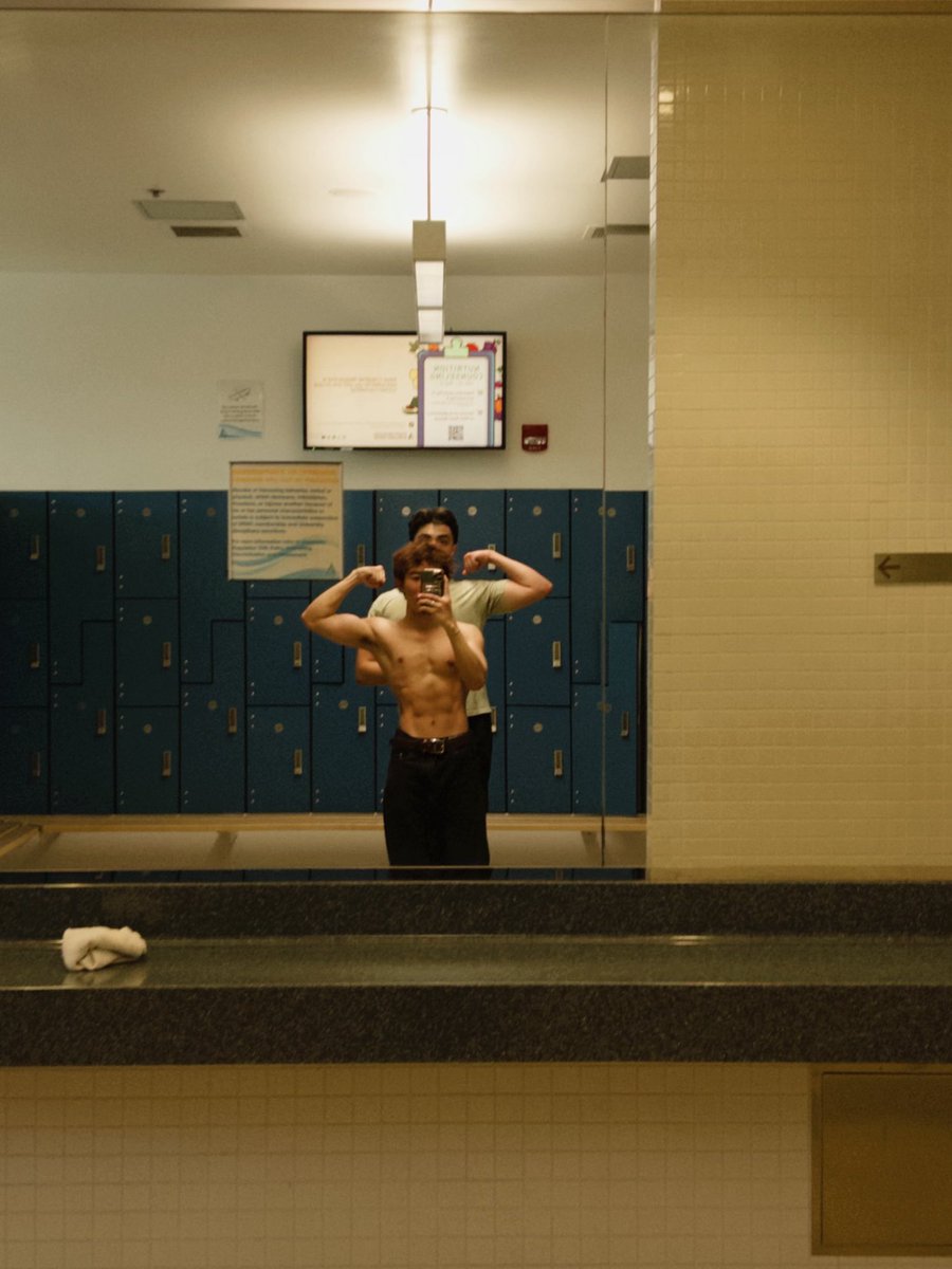 ReCkTfps's tweet photo. wk13 idk how to make my arms bigger we ball though https://t.co/VoyEJONJ2f