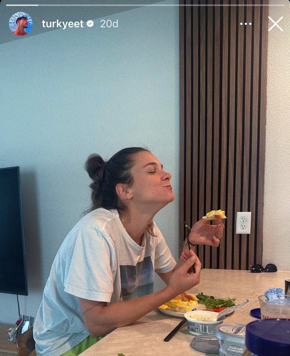 önce istediği üniversiteyi bitirdi sonra sevdiği adamla evlenip istediği ülkeye taşındı dünyanın en mutlu insanı o şu an hep mutlu ol💌