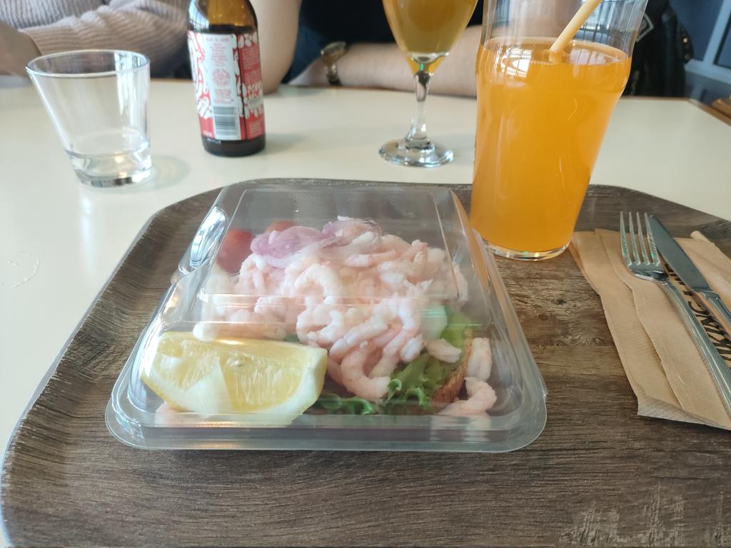 IamHula's tweet photo. Paluumatkalla syötiin Delissä vielä katkarapuleivät. #VikingLine #Xpres #cruise https://t.co/7e1J1XCt26