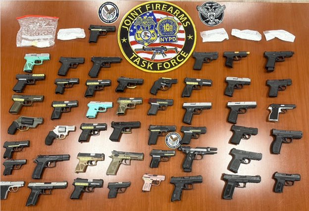 Outstanding work by the @NYPD5pct Field Intelligence Team played a key role  in the arrest of a Georgia man for illegally trafficking firearms and drugs to New York City:
justice.gov/usao-sdny/pr/g…