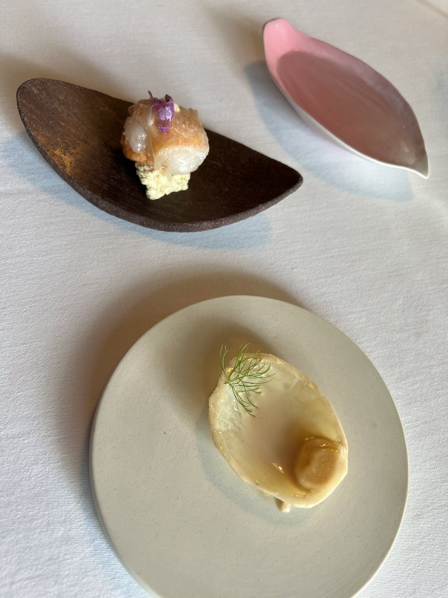 Reconozco que me encanta aparecer por <a href="/Mugaritz/">Mugaritz</a> cada año,. siempre me sorprende.Mantiene perfecto el sabor de cada cosa, con texturas de su cosecha.En varios platos interactua el comensal.Manzana y su semilla, Ostra y Sauternes.Bogavante,Hinojo y Sake.Y en el postre…Pan. Feliz!