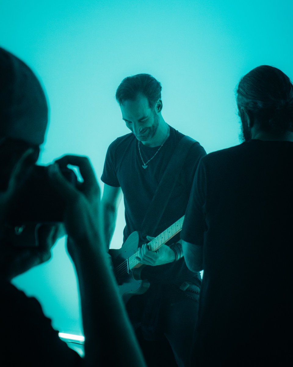 Hoy os dejamos el "making of" del rodaje de "La Piel No Miente", realizado por Manu Pousa.
Fue muy emocionante la grabación de nuestro primer videoclip como banda, junto al equipazo que logramos reunir formado por Javier Bragado , Javier Goiri, Sara Bowen, Iván Méndez  , Pamela