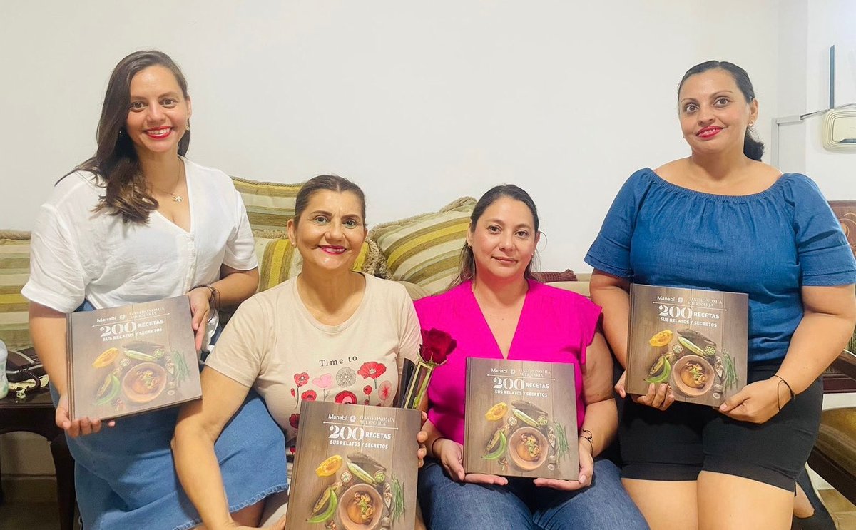 ManabiMilenaria's tweet photo. Este Día de las Madres, algunas familias sorprendieron con un regalo lleno de historia y amor: el libro “200 recetas, sus relatos y secretos”. Un homenaje a las mamás que mantienen viva la sazón manabita. ¡Cultura y sabor que se hereda! 😋 #gastronomiamilenaria https://t.co/D2bHtemnBs