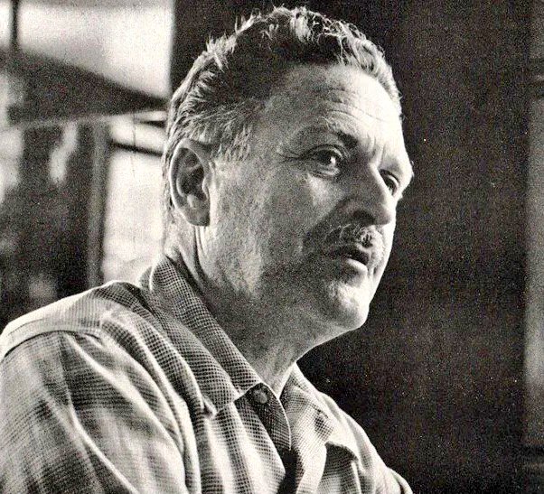 Korkuyor Adnan Menderes
dirilerden korkuyor
hele çarıklılardan
hele kasketlilerden.
Kasketliler hayını bağışlamayı bilmez.

Korkuyor Adnan Menderes
kocaman yanakları
sarkıyor yağlı, sarı.
Korkuyor Adnan Menderes
üç saata indi uykusu.
Korkuyor Adnan Menderes
hiçbir korkuya