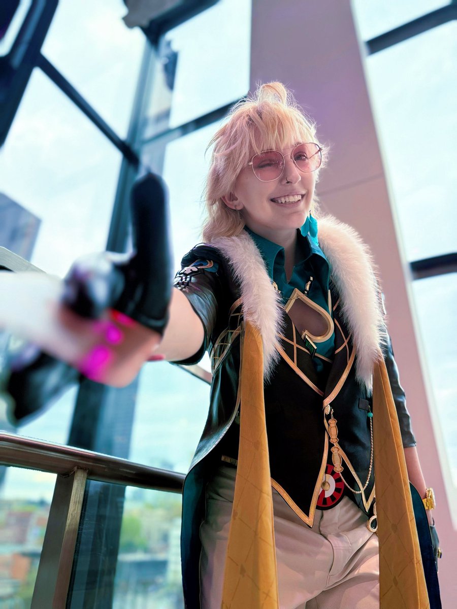 Finally posting a few pictures from SakuraCon. Def was a lot of work making two props the week before + doing hair and makeup for two people but it was a lot of fun! I really enjoyed cosplaying Aventurine and taking pictures with people! 

📸 <a href="/Paschify/">Paschi</a>