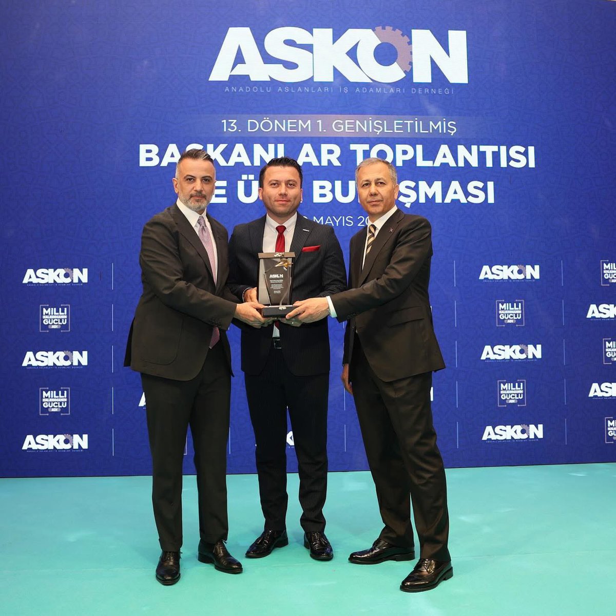 AskonDenizli20's tweet photo. Denizli Şubemiz ödüllendirildi !

13.Dönem 1.Genişletilmiş Başkanlar toplantımızda , Etkin Çalışmalarımız ve Katkılarımız dolayısıyla Şube Başkanımız @ugrkucuk e  Askon Genel Başkanımız @orhanaydintr ve İç İşleri Bakanımız Ali Yerlikaya tarafından plaket takdim edildi. https://t.co/WyRriQpbgZ