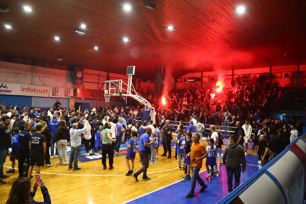 IraklisBc's tweet photo. Ο Ηρακλής γιόρτασε απόψε με τον κόσμο του στο Ιβανώφειο, την επιστροφή του στη φυσική του θέση. Παίκτες, προπονητές, υπόλοιπο επιτελείο και Διοίκηση αποθεώθηκαν από τους φίλους των κυανόλευκων, ανταποδίδοντας την αγάπη και τη στήριξη των φιλάθλων με ένα “ευχαριστώ" για την εκπληκτική συμπαράστασή τους καθ’ όλη τη διάρκεια της φετινής αγωνιστικής περιόδου. Τραγούδησαν, μάλιστα συνθήματα με τον κόσμο, ο οποίος δημιούργησε εντυπωσιακή ατμόσφαιρα. Ήταν το καλύτερο φινάλε μιας σεζόν, στην οποία επιτεύχθηκε ο βασικός στόχος της ομάδας, που ήταν η επάνοδος στη Greek Basketball League. Δείτε το photostory της πολύ όμορφης βραδιάς στο Ιβανώφειο.

#iraklisbc #weareback #gbl