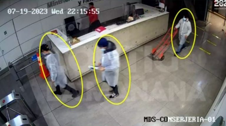 No olvido el abrazo de maipú Matthei y Vodanovic, defendiendo a RD en el auge del caso convenios y al día siguiente Chile despierta con el atraco de computadores más escandaloso y delirante posible al ministerio de Jackson.

Desde aquí ya era invotable e imperdonable.