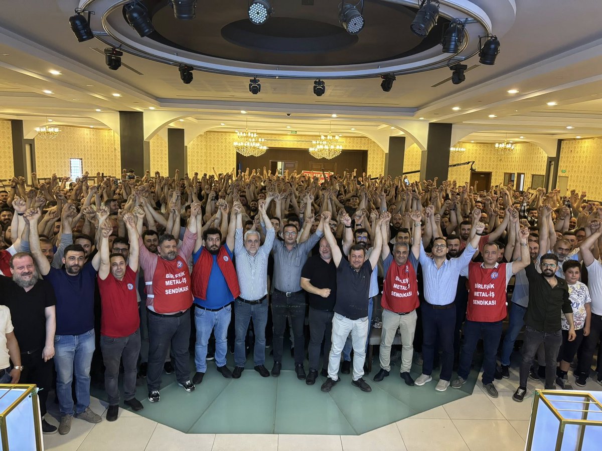 BirlesikMetal's tweet photo. Aydın #Jantsa ve #TitanAsia işçileri, toplu sözleşme görüşmelerinde anlaşma sağlanamadığı takdirde 28 Mayıs'ta #GREV pankartını asmaya hazırlanıyor✊

İzmir Şubemize bağlı fabrikalarda bugün sendikamızın örgütlenme uzmanı Erhan Delioğlu tarafından yüzlerce üyemize grev eğitimi verildi.

Eğitimlerde Jantsa Jant ve Titan Asia işçileri, hep bir ağızdan attıkları coşkulu sloganlarla mücadele kararlılığını ortaya koydu👇

📢"Zafer direnen emekçinin olacak!"
📢 "İnadına sendika inadına DİSK!"

#BizKazanacağız