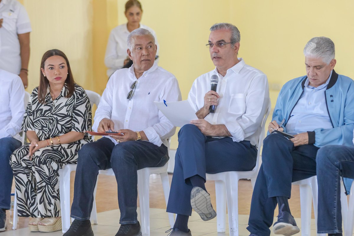 Junto al presidente Luis Abinader estuvimos en el distrito municipal José Contreras, Villa Trina, conversando con comunitarios y autoridades locales para continuar dando soluciones puntuales a los temas que son determinantes para el desarrollo de esta laboriosa zona de nuestra