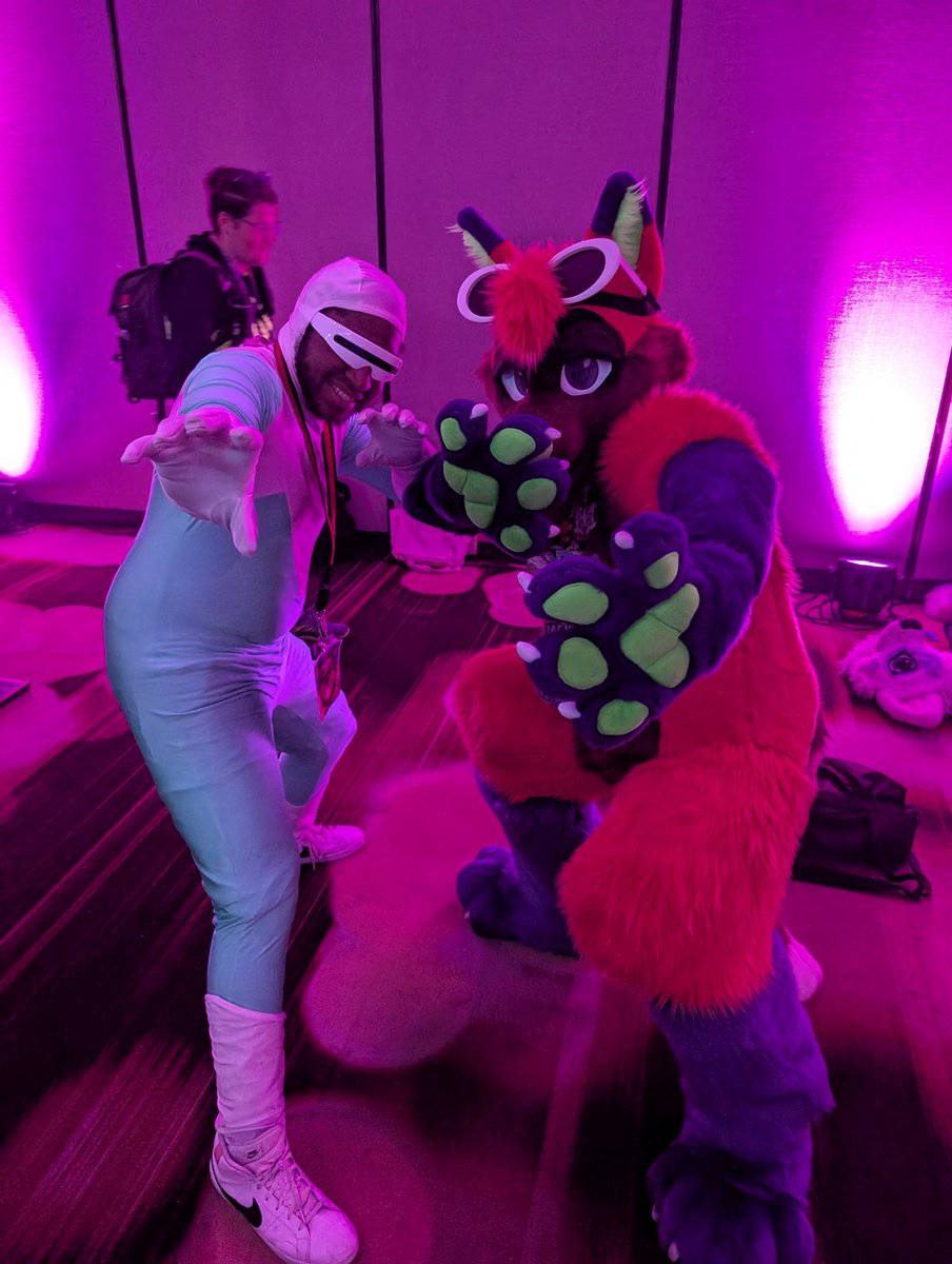 ConfusedFoxcoon's tweet image. First time fullsuiting this #FWA2025 and it was like a movie, A great time and unforgettable moments were had
.....And next time I'll drink more water 😅
#furry #fursuit
🧵: @TwistedLeopard