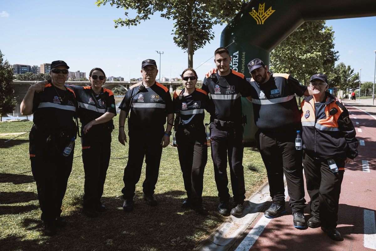 AVPC_Badajoz's tweet photo. Nuestros voluntarios han participado esta mañana en la carrera "El Héroe", que ha transcurrido por ambas márgenes del río a su paso por la ciudad. https://t.co/NFZcDVCQC4
