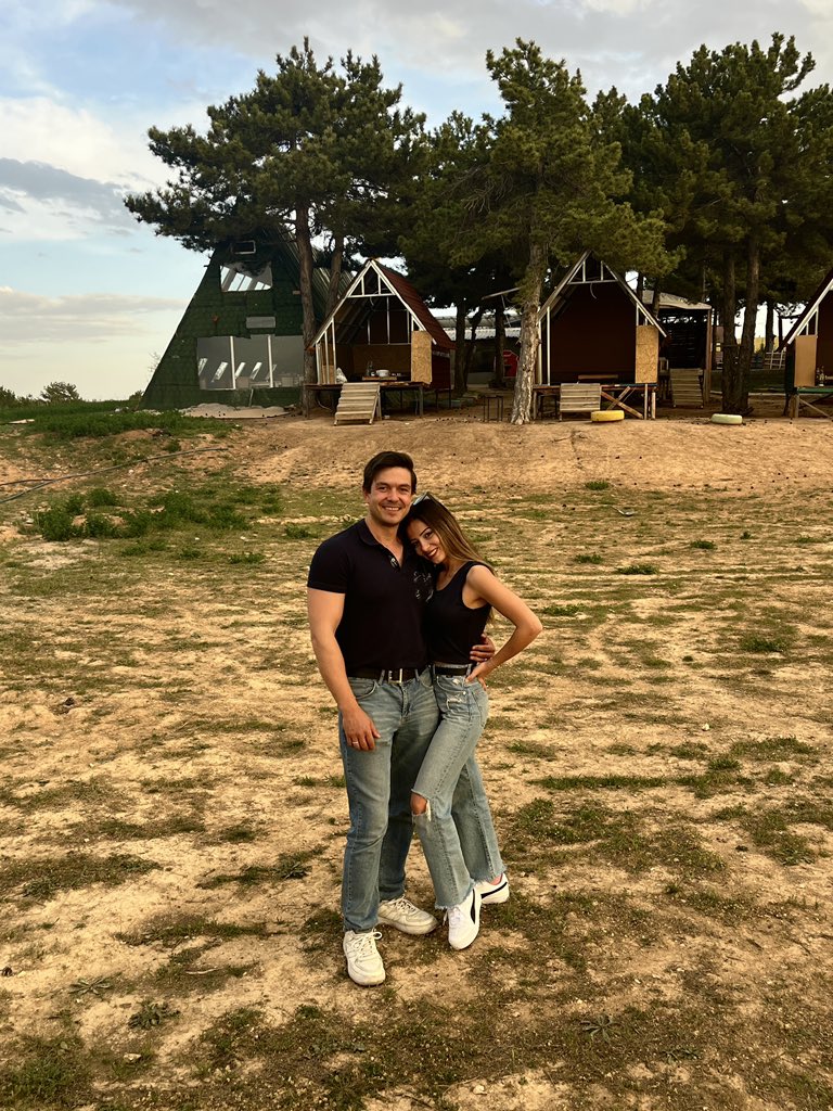 “Nice gül kokladım amberden miskten
Hepside güzeldi birbirlerinden
Lakin aradığım kokular yoktu
Gül bile tutmadı senin yerini”