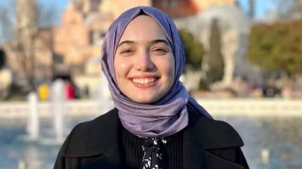 Soldaki Arif Kocabıyık. Sokak röportajı yapıyor. 5 gündür cezaevinde tutuklu.

Sağdaki Zehra Kınık. Sokakta 16 yaşında bir çocuğu ezdi, 4 kişiyi yaraladı. 1 gün bile tutuklu kalmadı.

Bu hukuksuzluk son bulmalı. Hak hukuk adalet.