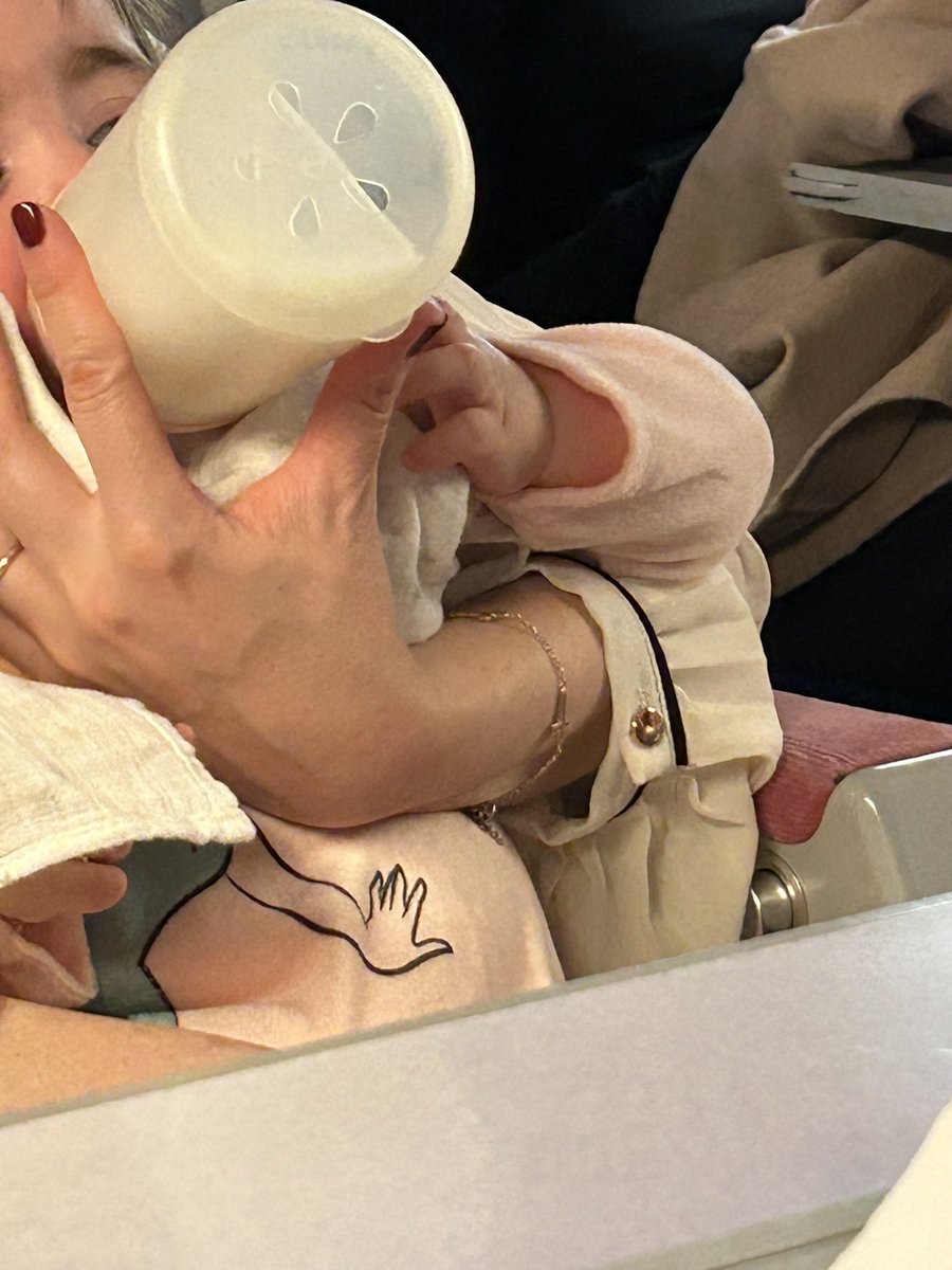 <a href="/OUIGO_Es/">OUIGO España</a> vergüenza tendría que dar cobrar 2 euros por calentar el agua para el biberón de un bebé No es el dinero es el hecho A mi me parece una sinvergonzonería y no sé cómo no se les cae la cara