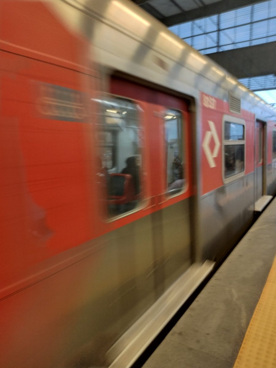 Dia das mães e pra quem pega a linha 11-Coral, da <a href="/CPTM_oficial/">CPTM</a>, que opera de Estudantes/Suzano/Luz, mais uma: circulação interrompida entre Jundiapeba e Suzano, trecho feito com ônibus da Operação Paese. O que peguei parou longe da calçada, obrigando a dar um salto pra descer