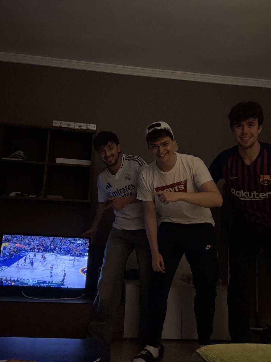 pabloperz__'s tweet photo. Daimiel el partido está para que entres tú 🤣🤣🤣 Saludos desde Benicarló! 
#TiempoDePlayoffs https://t.co/FLT07cnEaP