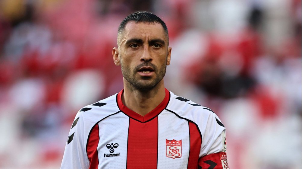 Enesfrt58's tweet photo. Bu şahıs, Sivasspor'da Top Oynayabilecek kapasite de bir oyuncu değil , Futbol ile alakası Olmayan , Kendini birşey sana , Sivas'a Kazık çakmış birisi ,  Sivas'ın ekmeğini yersin , Ama Sivasspor İçin mücadele edemezsin ,beceremezsin , Beceri yok çünkü . @Sivasspor https://t.co/7lhJURslE4