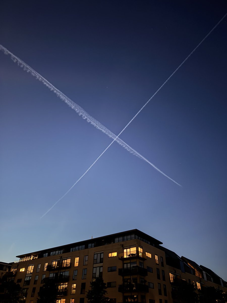 SebHaugeto's tweet photo. This is the sky over CPH tonight. @elonmusk? https://t.co/bstCr1Tli4