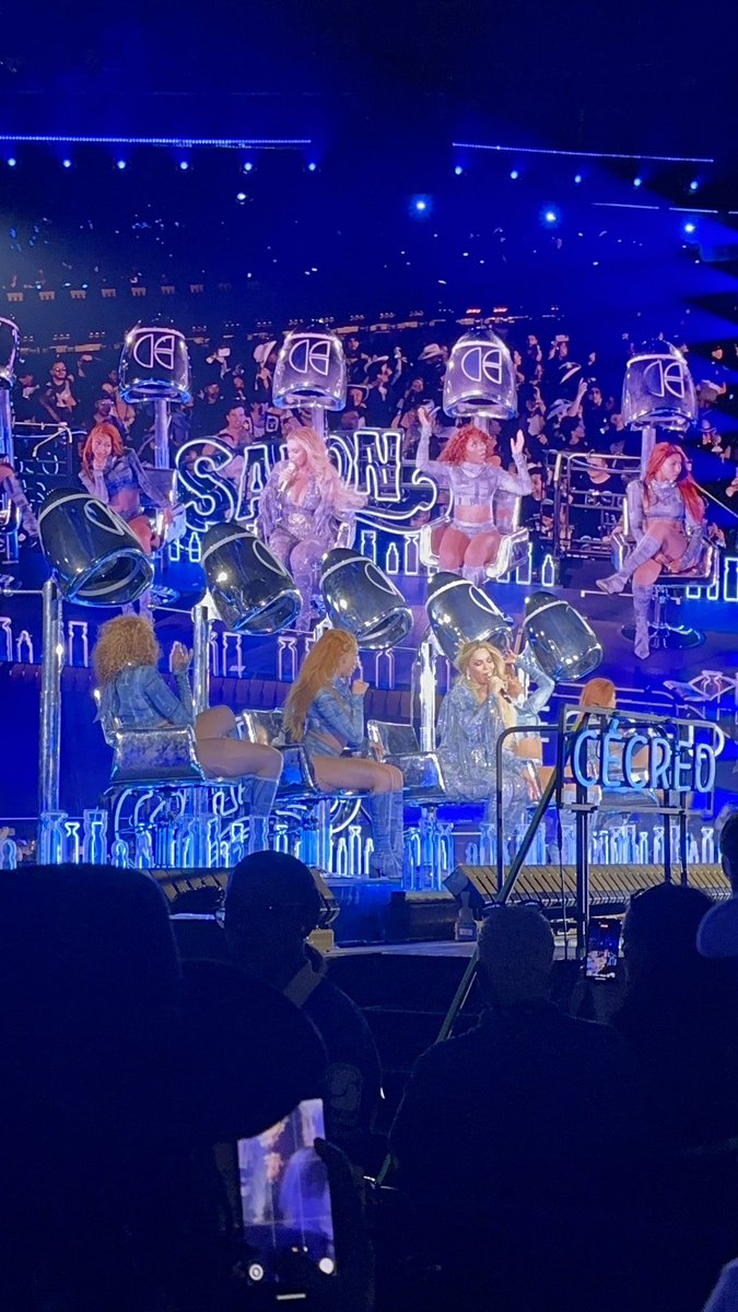 29f0cus's tweet image. Guuuuyyyyyssssssss the magic. The splendor. The fucking FIERCENESS! Fuck yeah #CowboyCarterTour !!!