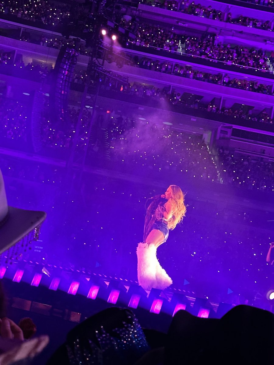 29f0cus's tweet image. Guuuuyyyyyssssssss the magic. The splendor. The fucking FIERCENESS! Fuck yeah #CowboyCarterTour !!!