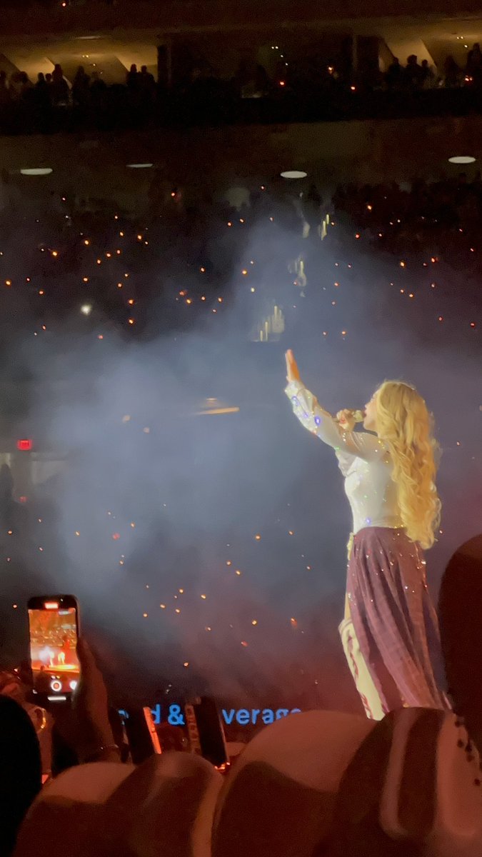 29f0cus's tweet image. Guuuuyyyyyssssssss the magic. The splendor. The fucking FIERCENESS! Fuck yeah #CowboyCarterTour !!!