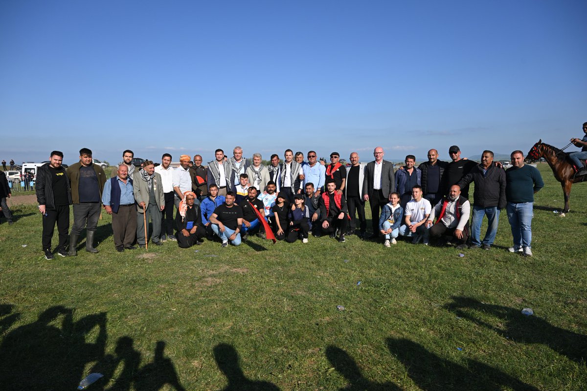 Altıeylül Yakupköy Mahallemizde bu yıl ikincisi düzenlenen Dörtnal At Yarışı’nda hemşehrilerimizle buluştuk. 🏇🏻

Sporu geleneksel değerlerimizle harmanlayan bu güzel etkinlikleri her zaman olduğu gibi desteklemeye devam edeceğiz.

<a href="/eczserkansari/">Serkan Sarı 🇹🇷</a>