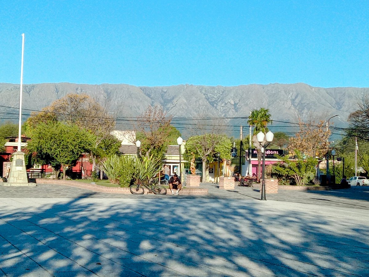 rodrigocuestas's tweet photo. Hace mucho que no venía a la plaza a ver las sierras.
Qué pedazo de tarde!! 😍
#Lacomarca https://t.co/ueBIPSUl2c
