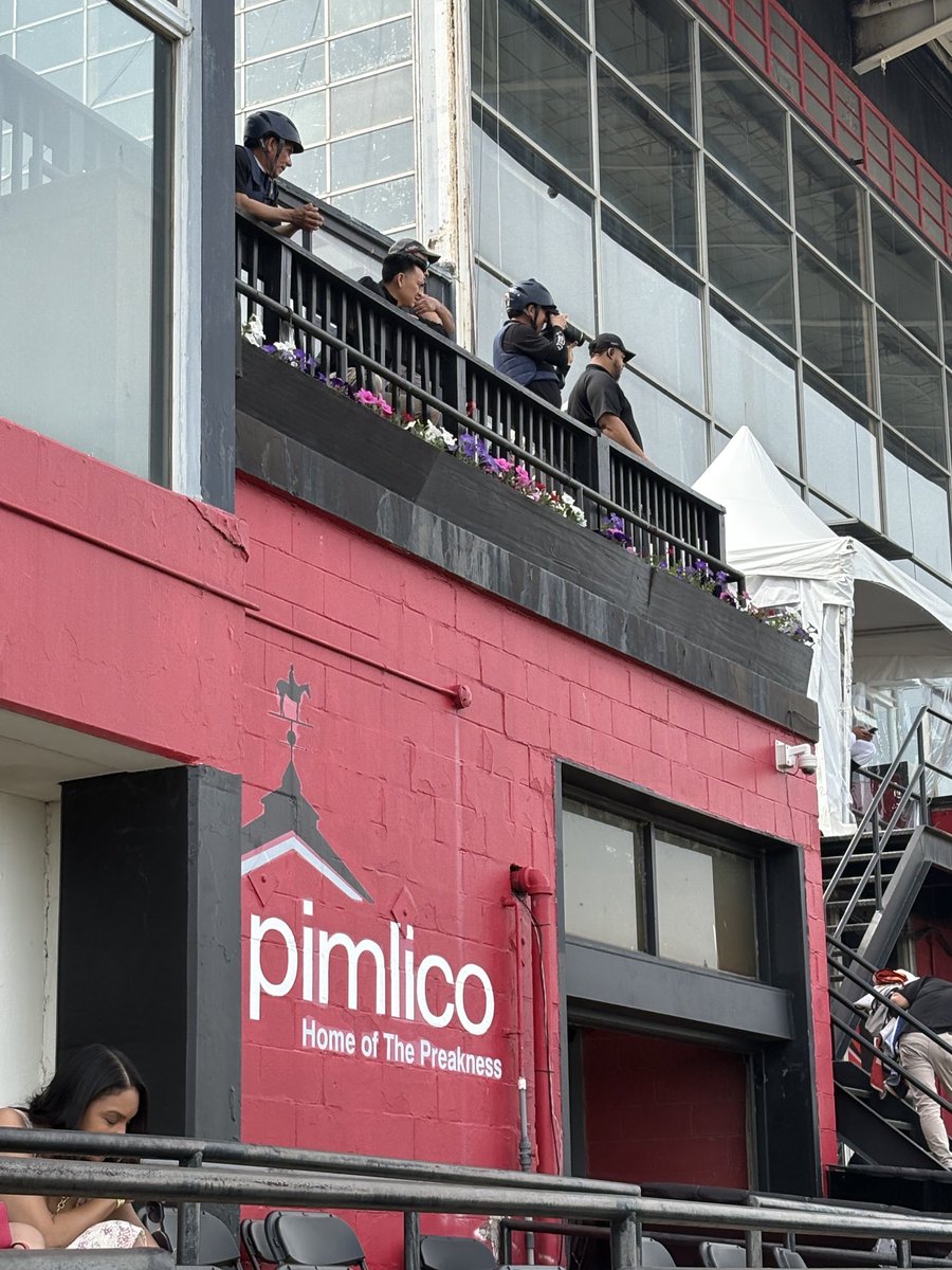 SmithJanetmarie's tweet image. Such a great tradition at @PimlicoRC Jockeys watching the races from above the paddock. Rock stars in their field.