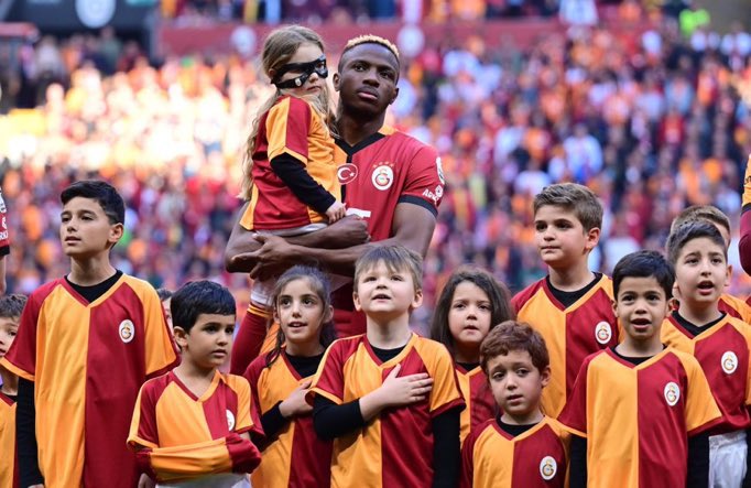 #StayWithUsOsimhen 💛❤️ <a href="/victorosimhen9/">Victor Osimhen</a>