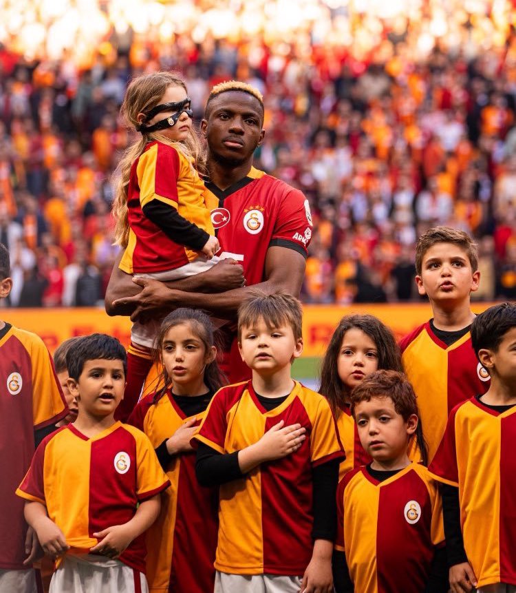 bana çok acil bu tivitin altına #StayWithUsOsimhen etiketi atacak 100 yamyamsaraylı lazım