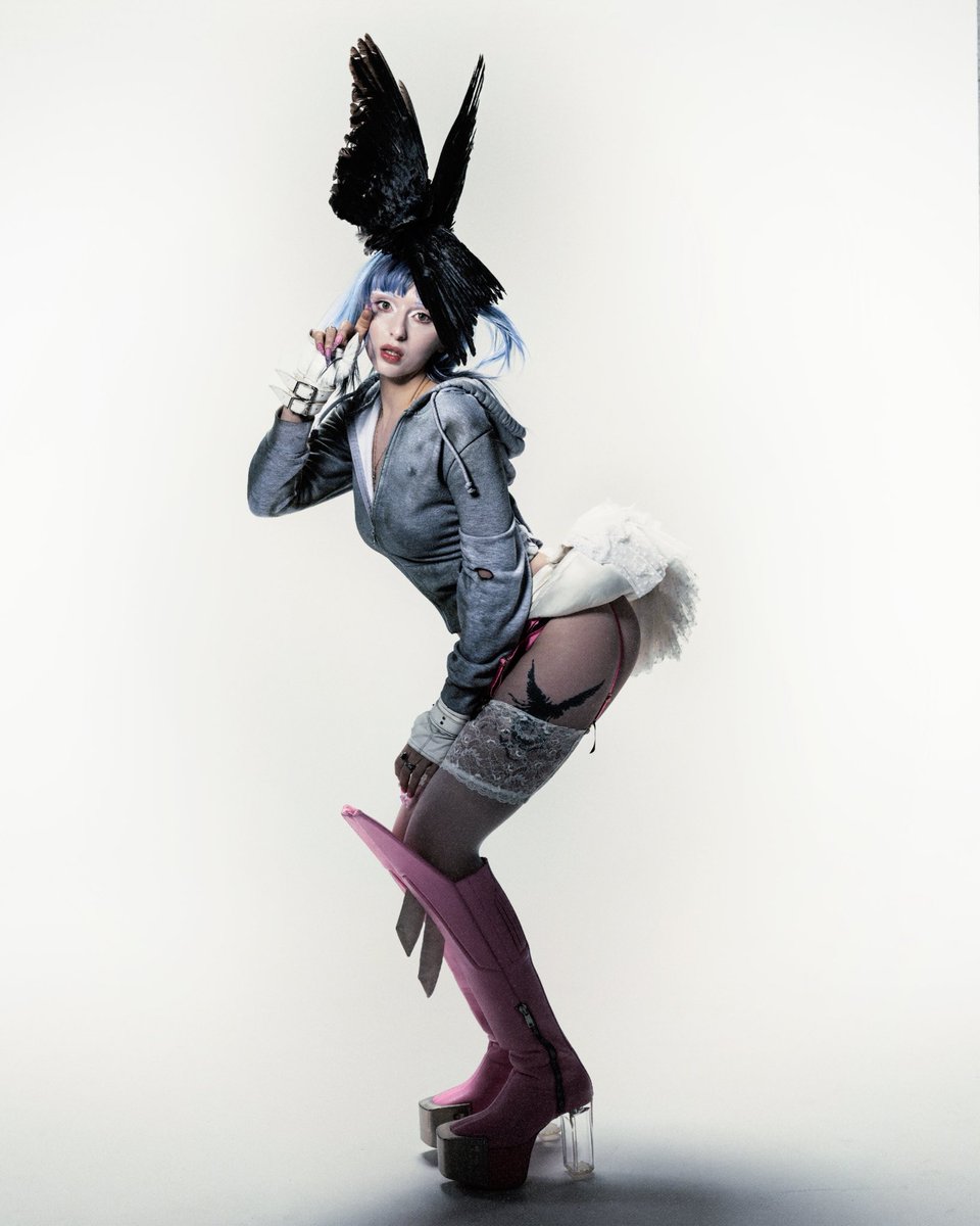 ashnikko's tweet image. thigh high boots up to the puss!! i don’t want a city boy, he’s scared of the bush!!